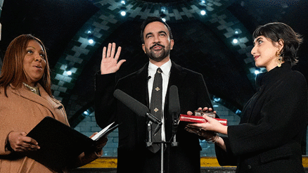 New Yorkun yeni Belediye Başkanı Zohran Mamdani, Kur’an-ı Kerim üzerine el basarak göreve başladı