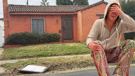 Kendisi gibi yıkık dökük bir evin bile kirasını ödeyemez hale geldi... Ünlü oyuncunun son umudu da yıkıldı... Kaderde bu yaşta evsiz kalmak da varmış