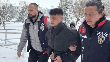 Sivasta yılbaşı gecesi bıçaklanan 19 yaşındaki Baran, kurtarılamadı