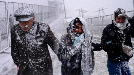 İstanbulda beklenen kar geldi: Lapa lapa yağdı, her yer beyaza büründü