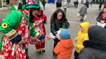 Hediyeleri Noel baba değil Hacivat ve Karagöz dağıttı