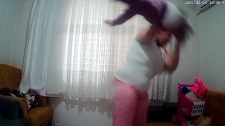 Baba şüphelenip kamera yerleştirmiş Acımasız anne bebeğine böyle şiddet uyguladı Baba şüphelenip kamera yerleştirmiş Acımasız anne bebeğine böyle şiddet uyguladı