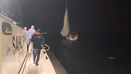 Çanakkale Boğazında sürüklenen tekne kurtarıldı