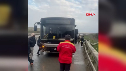 Arnavutköyde İETT otobüsü bariyerlere çarptı