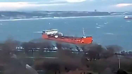 İstanbulda tanker lodosun etkisiyle sahile sürüklendi