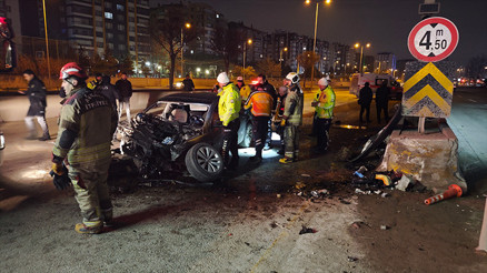 Ankarada feci kaza Önce bariyere ardından da minibüse çarptı: 1 ölü, 2 yaralı