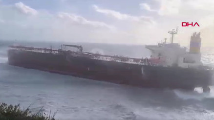 Bozcaada açıklarında fırtınada sürüklenen tanker karaya oturdu