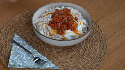 Köz biberli erişte salatası