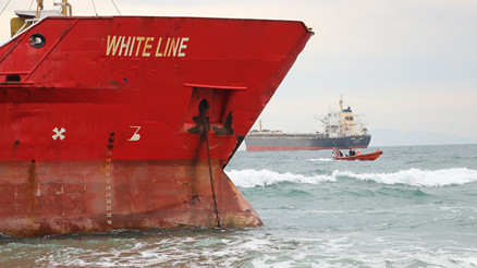 Tekirdağda yük gemisi karaya oturmuştu: Kurtarılması için çalışmalar sürüyor