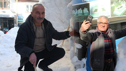 Kastamonulu esnaf 11 yıldır kar yağınca kolları sıvıyor: Görenler hayran kalıp fotoğrafını çekiyor
