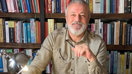 Ünal Ersözlü’den tek şiirlik bir evren “Böğürtlen Öpücüğü”