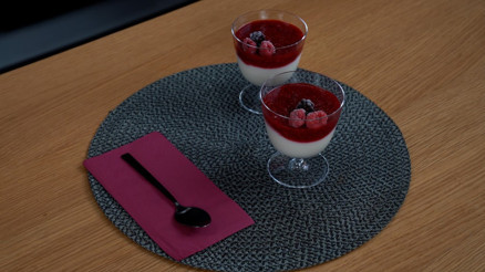 Frambuaz soslu muhallebi