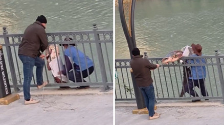 Mersinde amatör balıkçının oltasına takıldı: Kendisi çıkaramayınca çevredekiler yardım etti