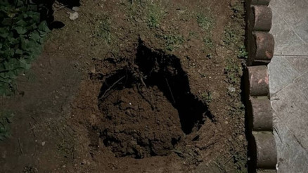 Girişinde çukur oluşan 5 katlı binada yaşayanlar tahliye edildi