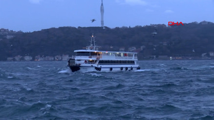 İstanbulda kuvvetli rüzgar hayatı olumsuz etkiledi