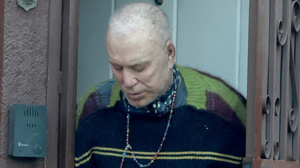 Şöhret kuyusunun karanlığı onu da yuttu... Hem parası gitti hem yakışıklılığı... Alay etmesinler diye peruk takıyormuş