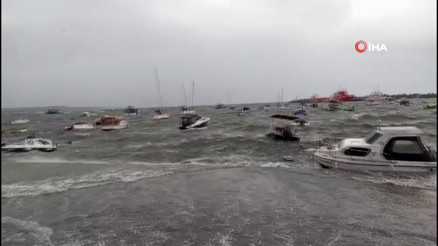 İstanbulda şiddetli fırtına: Çatılar uçtu, tekneler battı