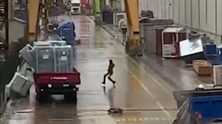 Fırtınada bir çalışanın zor anları kamerada