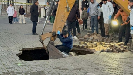 Yağmur sonrası tüyler ürperten olay… Çöken yoldan insan kafatası ve kemikleri çıktı
