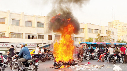 İran’da eylemler sürüyor: Ekonomik krizle başladı rejim karşıtlığına dönüştü