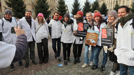 Fransada doktorlar sokağa döküldü 10 günlük grev devam ediyor