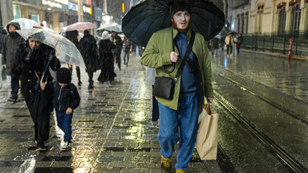 İstanbul yağmura teslim Kuvvetli yağmur ve şiddetli rüzgar etkili oluyor İstanbul yağmura teslim Kuvvetli yağmur ve şiddetli rüzgar etkili oluyor