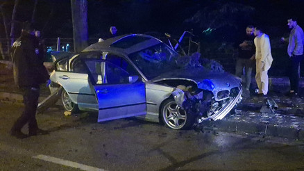 Bursada feci kaza Kontrolden çıkan otomobil ağaca çarptı: 2 ağır yaralı