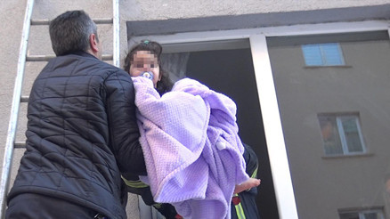 Erzurumda ağlayan bebek alarmı Ekipler şaşkına döndü: Evde tek başına buldular