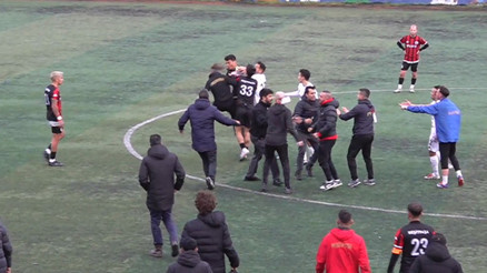 Maçı kaybedince futbolcular sahaya indi, stadyum karıştı Polis müdahale etti