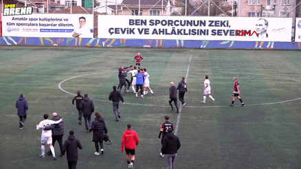 Maçı kaybedince futbolcular sahaya indi, stadyum karıştı Polis müdahale etti