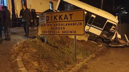 Tren, hemzemin geçitte minibüse çarptı; kaza kamerada