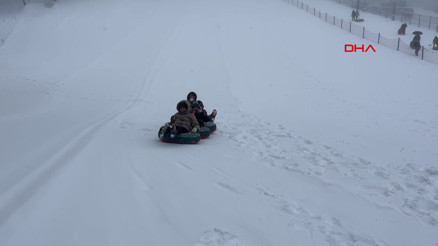 Kartepe’de kar keyfi; tatilciler şambrelle kaydı, kar topu oynadı