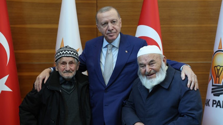 Cumhurbaşkanı Erdoğan AK Parti MYK öncesi vatandaşlarla görüştü
