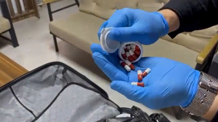 Evlerinde 18 bin 900 sentetik hap ele geçirilen 2 şüpheliye gözaltı