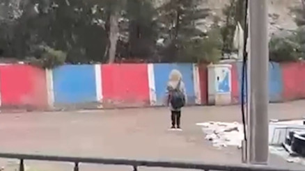 Karabükte okula giderken kar yağışı altında saygı duruşunda bulunan öğrenci kameraya yansıdı