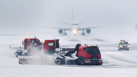 Pistler dondu uçuşlar durdu... Havalimanları saatlerce kapalı kaldı Pistler dondu uçuşlar durdu... Havalimanları saatlerce kapalı kaldı