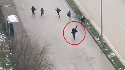 Bursada otobüs şoförü kar topu atan çocukları sopayla kovaladı O anlar kamerada