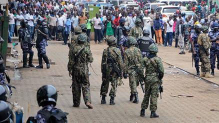 Seçime bir gün kala ülke karıştı: İnternet kesildi, asker sokağa indi
