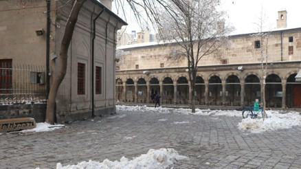 Kentsel dönüşüm çalışmalarında bina enkazı altından 926 yıllık medresenin duvarları çıktı