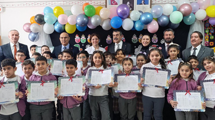 Bakan Tekin, Ağrıda öğrencilere karne dağıttı: Yarıyıl tatilinde dinlenip, kitap okuyarak vakit geçirin