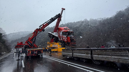 Zonguldakta korkutan kaza Alkollü sürücünün kullandığı TIR uçuruma devrildi