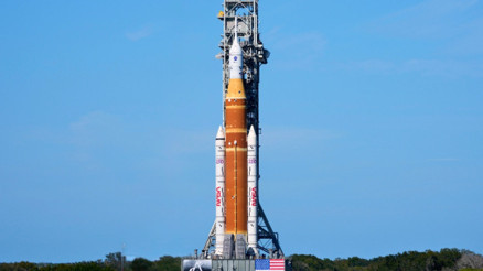 İnsanlık tekrar Ay’a gidiyor: Roket rampaya yerleştirildi