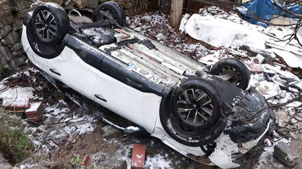 İstanbulda otomobil yokuş aşağı kayıp bahçeye uçtu: 3 yaralı