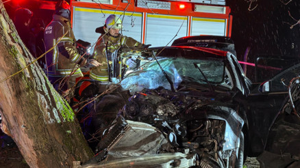 Bursada feci kaza Otomobil ağaca çarptı: 2 can kaybı, 2 yaralı