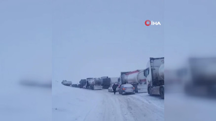 Kop Dağı Geçidi’nde tipi nedeniyle araçlar yolda kaldı