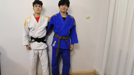 Minderde rakip hayatta yan yana