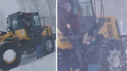 Kentte yollar ulaşıma kapandı Hastaneden taburcu olan anne ve bebeği kepçeyle evine götürüldü