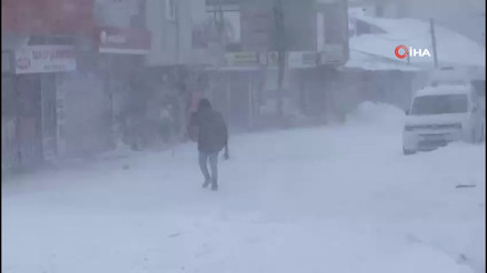 Karlıova’da tipi ve fırtına hayatı felç etti: Esnaf kepenk kapattı