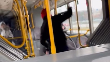 Otobüste yer tartışmasında yolcuyu darbedip, Komutanımı çağırın dedi