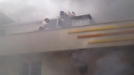 İstanbulda 5 katlı binadaki yangında can pazarı: 8i çocuk 12 kişi kurtarıldı İstanbulda 5 katlı binadaki yangında can pazarı: 8i çocuk 12 kişi kurtarıldı